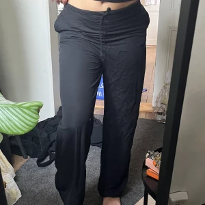 Linnebyxor - Sjukt najs byxor, liknande linnebyxor fast i nylon. Sitter åt på rumpan men faller i benen och är långa! Små i storleken