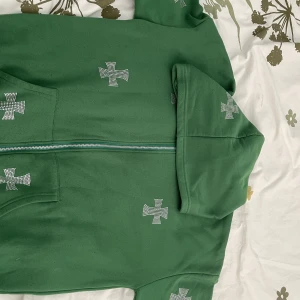 Rginstone hoddie till bra pris - En fet rhinstone hoddie i färgen grön som är i bra skick typ7-8 av 10 och den är i Storleken S-M