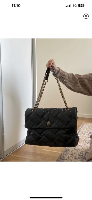 Kurt Geiger Kensington - Säljer min väska från Kurt Geiger i den stora modellen ” Kensington” 27x38x17. Köptes här på Plick för några månader sedan men har inte använts så mycket som jag tänkte. Nypris på 3400 - 3700kr. Skriv privat för egna bilder! Kram 🤎 (Priset är inkl frakt)