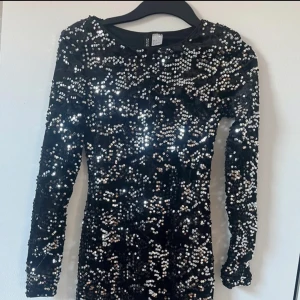 Svart glitter klänning  - Endast använd några få gånger så näst intill nyskick!🤞🏼🙏🏼 Köpare står för frakt!