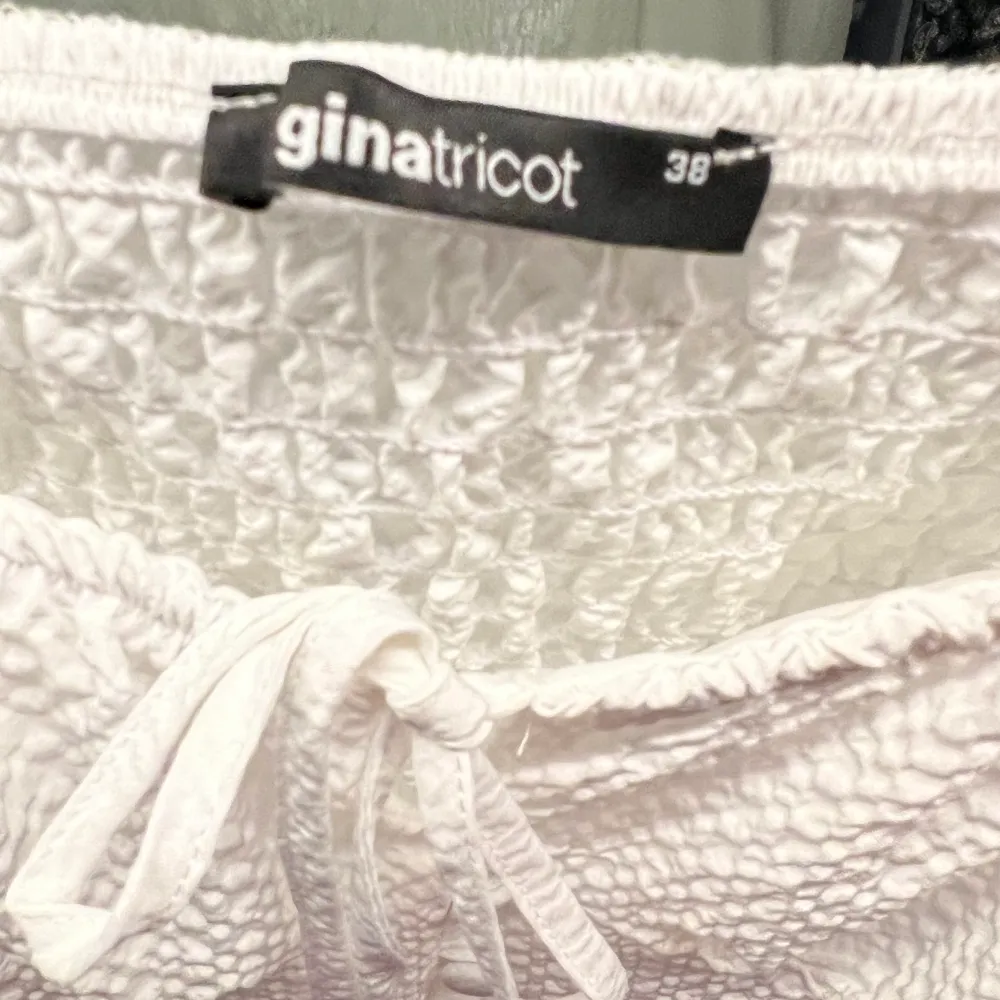 Klänning från Gina tricot, använd 1 gång. Inga konstigheter utan är som ny💓 köparen står för frakten!. Klänningar.