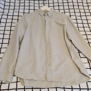 Olivgrön skjorta - Olivgrön skjorta.