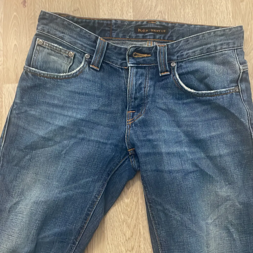 Säljer dessa skitsnygga bootcut nuide jeans i storlek,27/32,då jag köpte nyss ett par likadana. Jeans & Byxor.