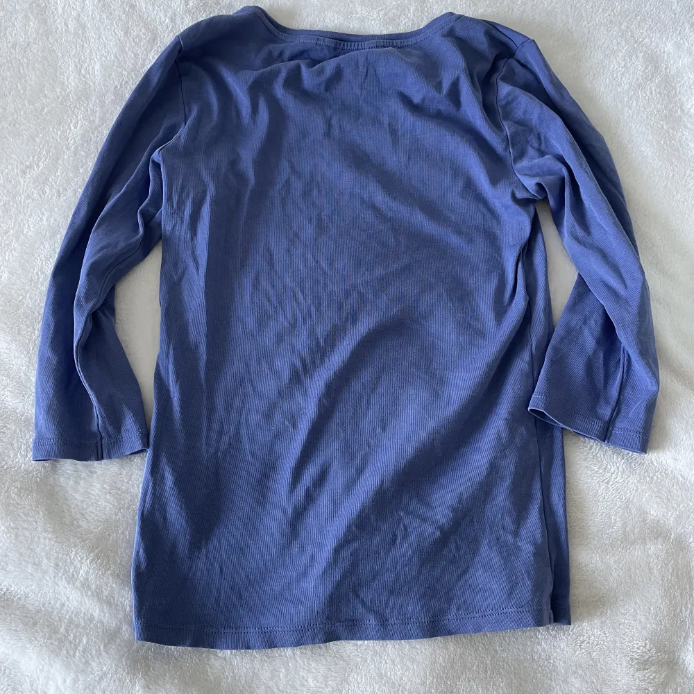 En söt blå långärmad tshirt från uniqlo säljer pga att den inte passar min stil längre. (Ärmarna ska vara korta i modellen så de är inte heltäckande över armen) Köparen står för frakt och pris kan diskuteras💕. Toppar.