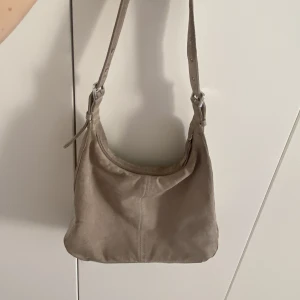 Beige väska! - Väldigt fin beige handväska i mocka-liknande material! 