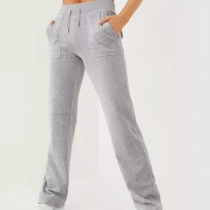 Juicy couture  - Säljer mina gråa juicy couture byxor. Dom har en liten defekt på metall delen på snöret. Skriv om ni vill ha bild på byxorna💘