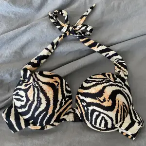 jättefin sparsamt använd bikini. för liten för mig så säljer så den kan komma till användning av någon annan 👙💖🫶🏼 lite push finns i, knyter runt nacken och stänger bakom ryggen 🤍