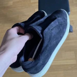 Axel Arigato 360 Laceless - Säljer dessa arigato skor som köptes i januari på NK. De har lite små skavanker och skador men är fortfarande snygga och bekväma! Allt original medföljer såsom box, skopåse, papper och stickers😁  Originalpriset ligger på: 2550kr  Jag säljer för: 899😁