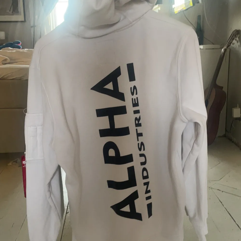 Vit alpha hoodie i nyskick som aldrig använts. Hoodies.