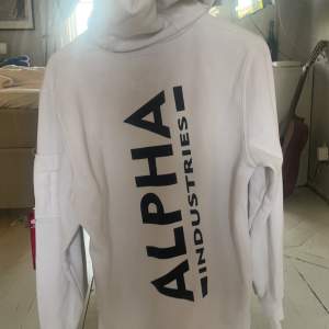 Vit alpha hoodie i nyskick som aldrig använts