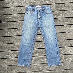 LEVIS 559 RELAXED STRAIGHT - VINTAGE JEANS - - Bra vintage skick med fin patina - Size 30/32 med en vid & rak passform - Slitna nere vid bensluten 