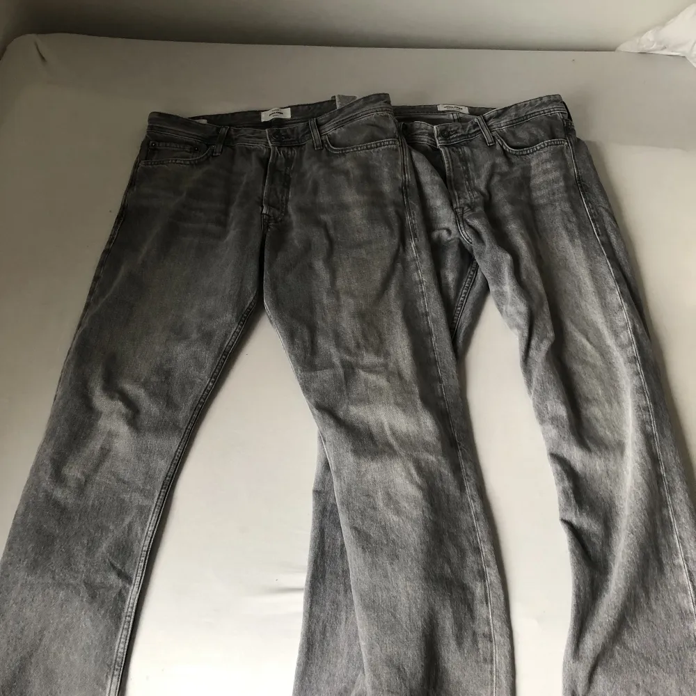 Två par nya jack n jones jeans, oanvända! Storlek: 32:32 och 33:32 Säljer tillsammans för 350kr. Jeans & Byxor.