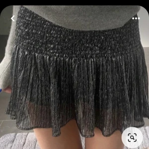 Glitterkjol - Säljer denna as snygga glitterkjolen från zara. Är perfekt till fester, middagar och till nyår.❤️🙌Är i storlek ca men är stretchig så skulle kunna passa upp till en m.