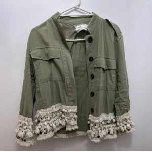 Zara jacka  - Grön jacka från zara med tofsar. Jackan är i bra skick, i storlek XS men passar även S. Kontakta för fler bilder!