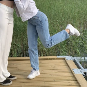 Jeans - Jeans i en så fin färg från gina tricot som jag säljer då de inte passar längre🩷storlek 32, säljer för 150kr+ frakt