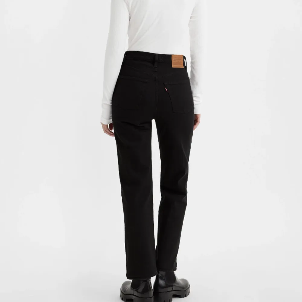 Ett par användbara svarta Levis jeans. I modellen ”RIBCAGE ANKELJEANS MED RAKA BEN” 🥰🌚. Jeans & Byxor.