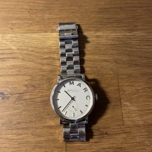 Marc jacobs klocka - I använt skick, har synliga slitningar. Medkommer box Nypris 1595kr