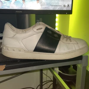 Valentino Skor - Tja! Jag säljer nu mina valentinos, sådär skick men inget som syns när man har dom på sig. Box får man med. Tveka inte på att höra av dig om du har någon fråga! 