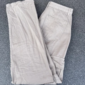 Cargopants - Säljer mina absoluta favoritbyxor från stradivarius då de inte längre passar mig! Sitter som en smäck och har mycket fin längd och bredd. Väldigt skönt material, en perfekt byxa helt enkelt!