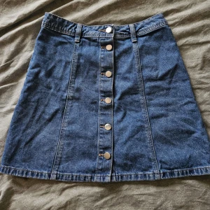 Jeanskjol - Superfin jeanskjol i lite retrostil. Tyvärr för liten för mig och säljer därav. Fint skick!💕