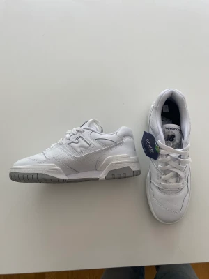New Balance 550 - Oanvända New Balance 550, vita, stl 39,5.