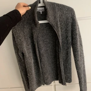 Ganni alpacka whool - Säljer denna ganni kofta i alpaca wool. Koftan är i storlek L men liten i storlek dvs passar mig som S/M. Tecken på användning finns men inga stora defekter❤️köpt för 2100kr. Skriv för fler bilder☺️