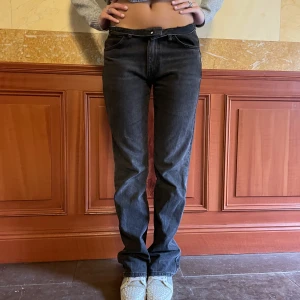 Jeans - Sjukt snygga jeans straight/bootcut storlek 38 men jag har 34 och dom passar perfekt! Slutsålda ifrån hemsidan🥰