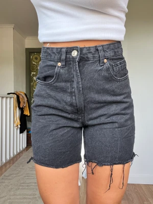 Jeans shorts  - Svarta jean shorts, köpt förra sommaren. Sparsamt använda. Köparen står för eventuell frakt. 🌸