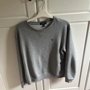 Ralphlauren sweatshirt  - Grå Ralphlauren sweatshirt  Skick 8/10 utan några skador Passar storlek S och XS