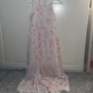 Jättefin klänning från Cubus som inte går att köpa längre säljer den eftersom den är för liten❤️