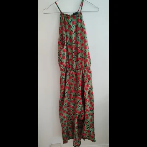 Klänning med rosmönster halterneck - 🌷Klänning från AX Paris, halterneck. Vill minnas att den är köpt från Asos 🌷strl S(8), passar även M 🌷Inget att anmärka på kvaliteten