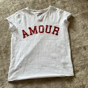 Jätte snygg Zadig t-shirt - En jätte snygg Zadig t-shirt som jag aldrig använd eftersom att jag köpte den förliten och kan därför tyvärr inte heller visa den på🥰 jätte jätte snygg och har trycket Amour