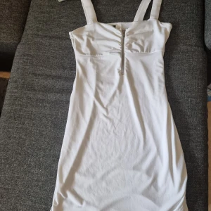 Klänning  - Vit klänning i storlek 36