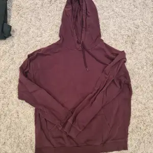 Vinröd hoodie från cubus i storlek L