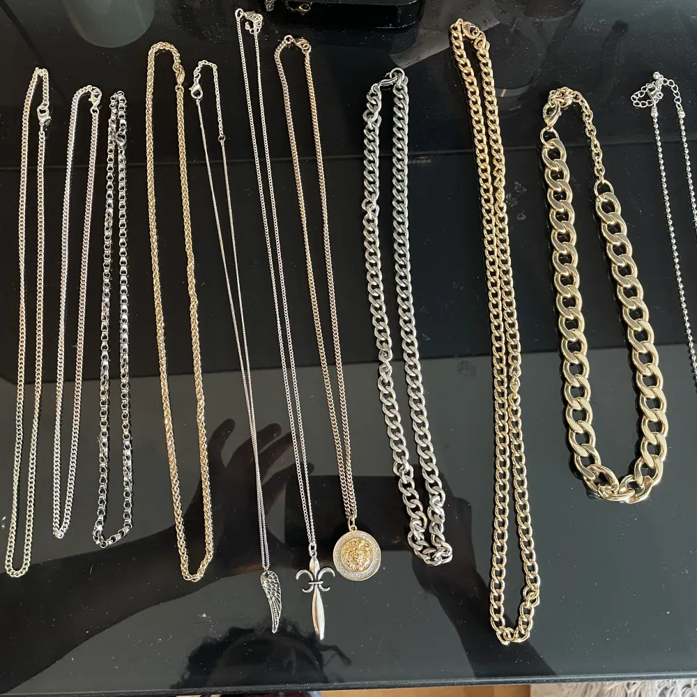 Säljer flera olika halsband & tillhörande berlocker.  Halsband 150 kr/st  Berlocker 50 kr/st. Accessoarer.