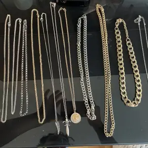 Säljer flera olika halsband & tillhörande berlocker.  Halsband 150 kr/st  Berlocker 50 kr/st