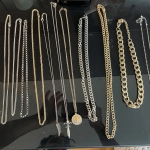 Halsband & Berlocker  - Säljer flera olika halsband & tillhörande berlocker.  Halsband 150 kr/st  Berlocker 50 kr/st