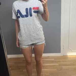 Fila T-shirt  - Säljer den här jättefina Fila t-shirten. Den är i nyskick!