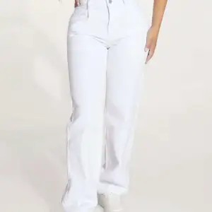 Vida vita jeans från shein i storlek M. Aldrig använda. Köpta för 249kr. Säljer för 160