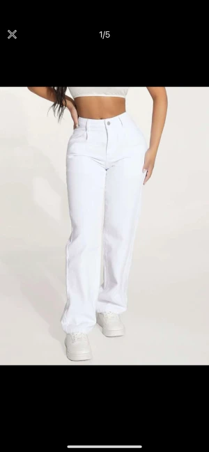 Vita jeans  - Vida vita jeans från shein i storlek M. Aldrig använda. Köpta för 249kr. Säljer för 160