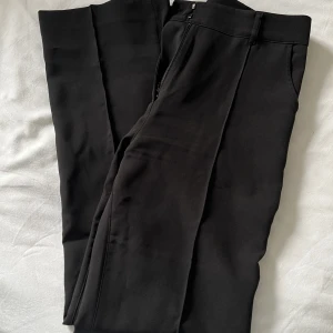 Kostymbyxor Madlady 38/regular svart - säljer dessa kostymbyxor, aldrig använda då jag insåg för sent att jag beställt fel storlek. 100% nyskick, nypris 600kr (nu 250kr) skriv för önskan om fler bilder eller info🌸