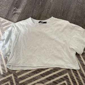 Magtröja  - Söt Ljusblå magtröja från Bikbok. Stolek M