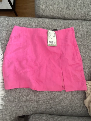 Rosa kjol med slits  - Oanvänd med lappar kvar, storlek 38 från hm 