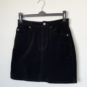 Sammetskjol - Märke: H&M Vad: Kjol i sammet  Storlek: 36 Upplevd i storlek: Normal Färg: Svart Material: 2% Elastan & 98% bomull Fickfoder: 100 % bomull  Skick: Inget att anmärka på