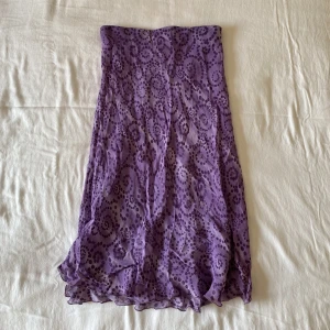 Lila kjol - Superfin midi-kjol med en lite kortare underkjol. Hittar ingen storlek men uppskattar att det är en S! 