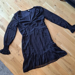 Klänning - Söt svart klänning. Flera tyglager, de yttersta har små prickar