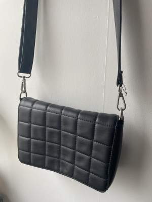 En vanlig fin svart väska.  Har använd den några gånger men inte jätte mycket. Storleken är som en vanlig handväska. Skulle säga att skicket är bra. 