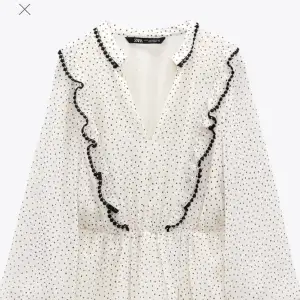 Säljer denna fina klänningen från Zara då jag beställt den i fel storlek. Helt oanvänd och har lapparna kvar. Skitsnygg nu till sommaren när man är brun💘💘