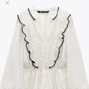 Prickig zara klänning - Säljer denna fina klänningen från Zara då jag beställt den i fel storlek. Helt oanvänd och har lapparna kvar. Skitsnygg nu till sommaren när man är brun💘💘