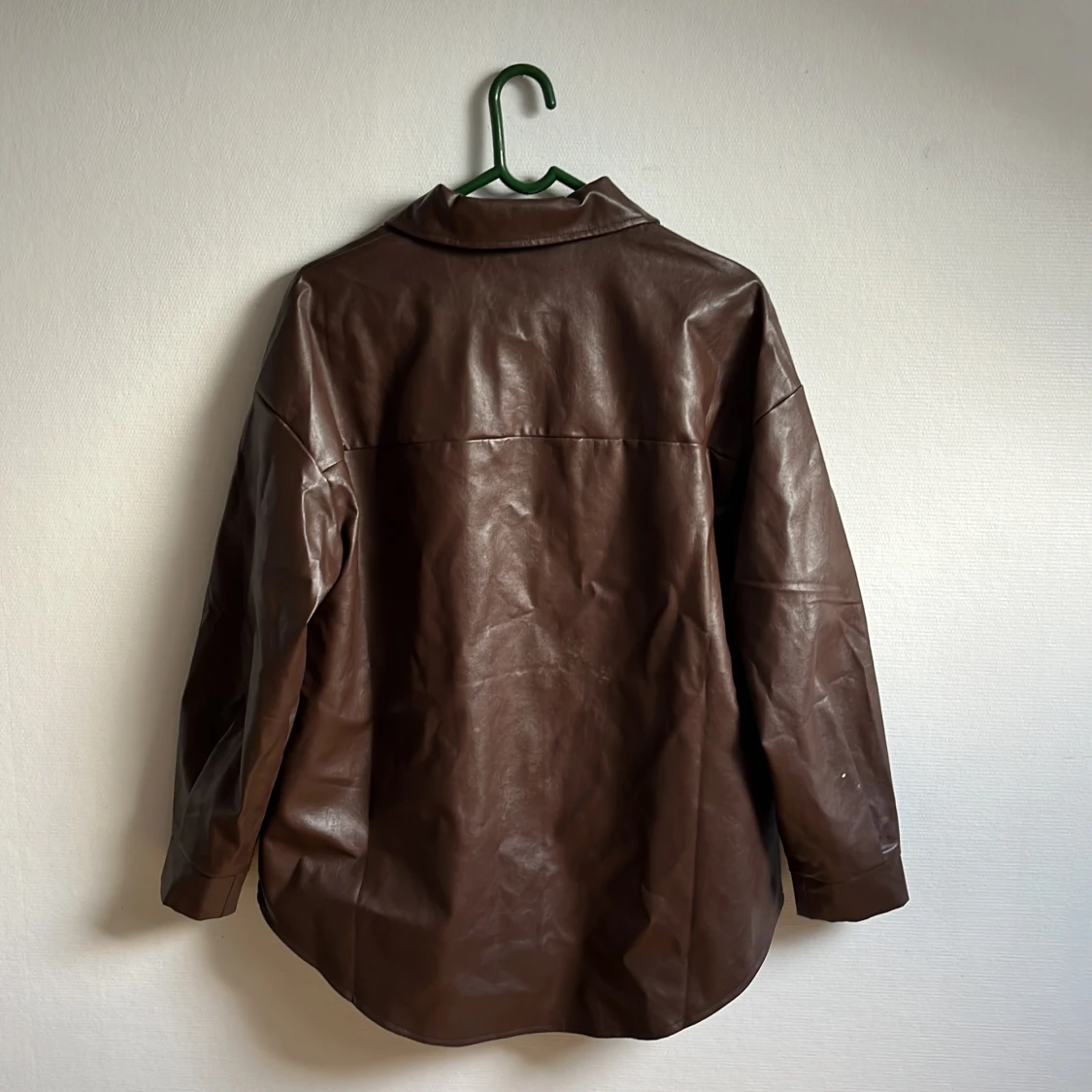 Brun jacka i fakeskinn  - 91